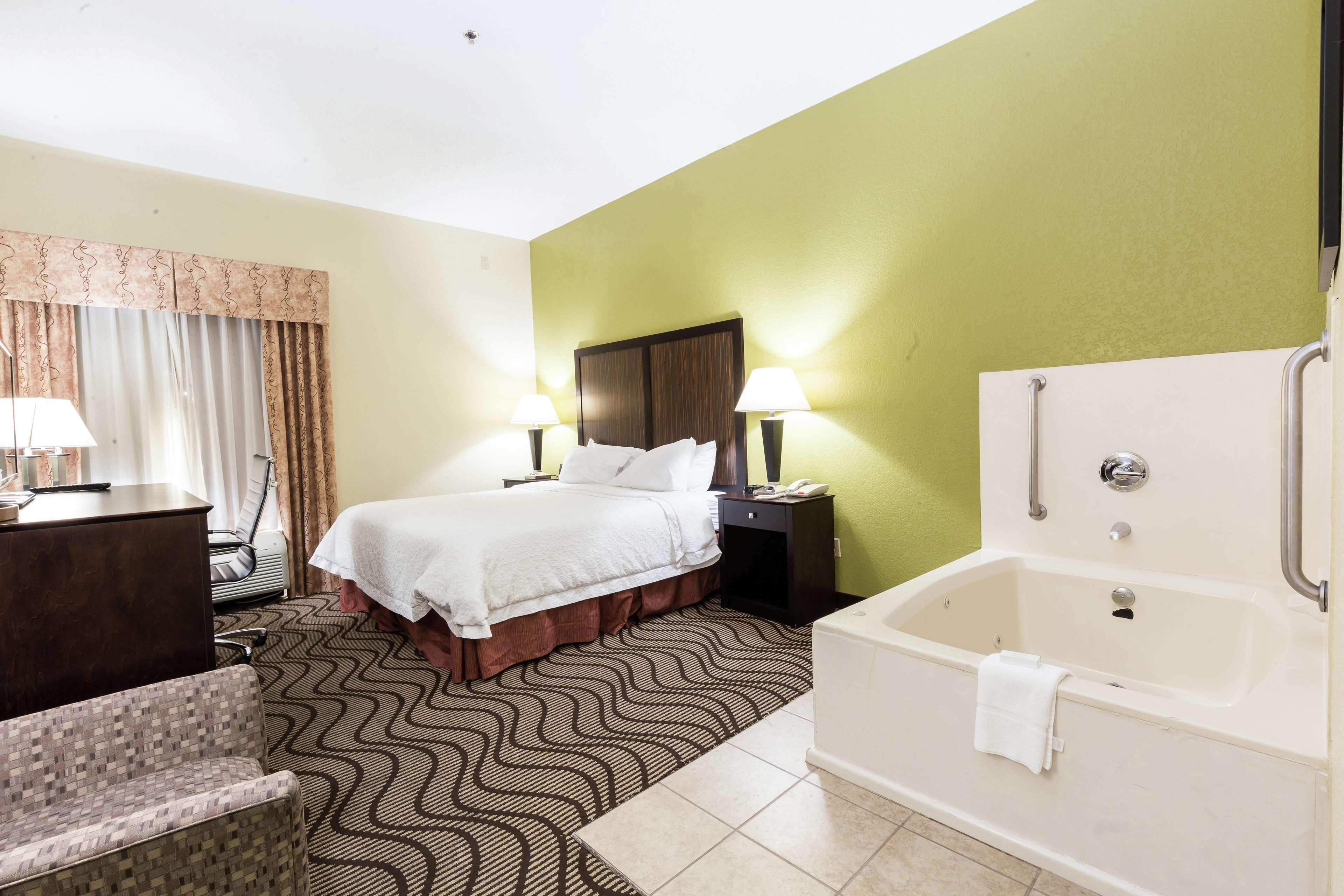 Hampton Inn Кървил Екстериор снимка