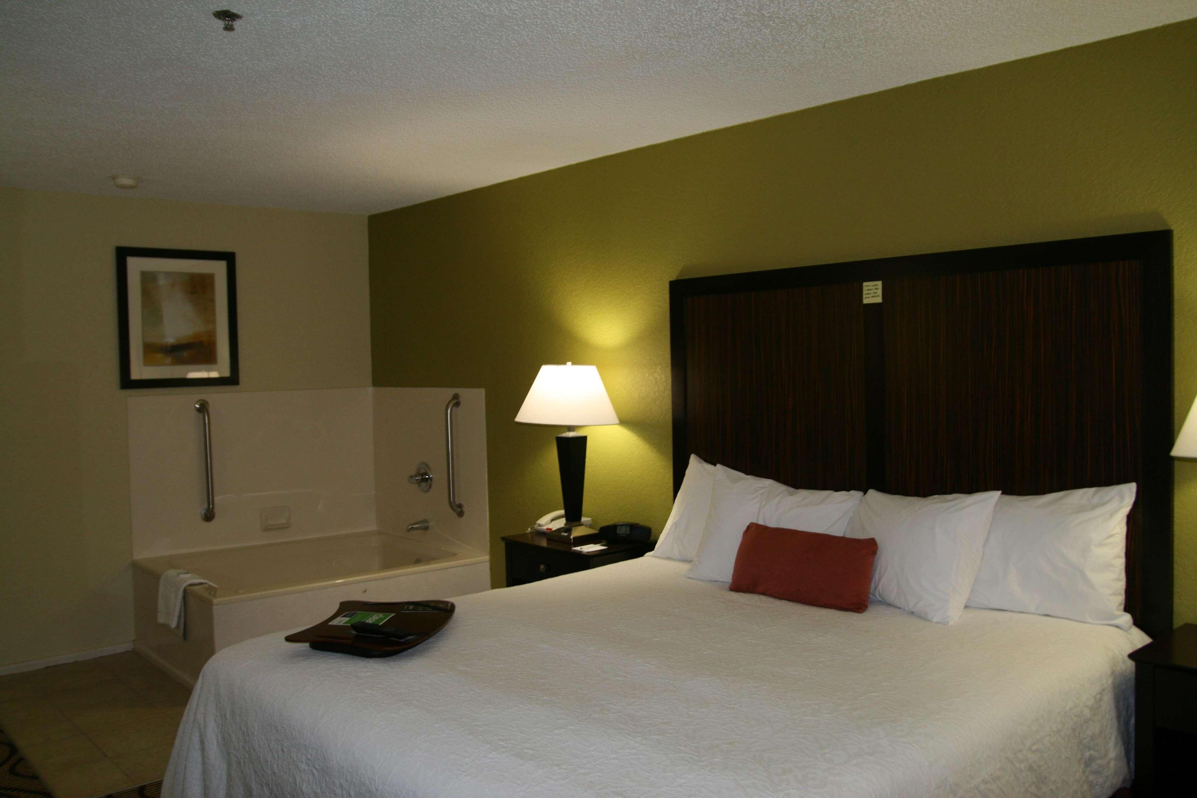 Hampton Inn Кървил Екстериор снимка