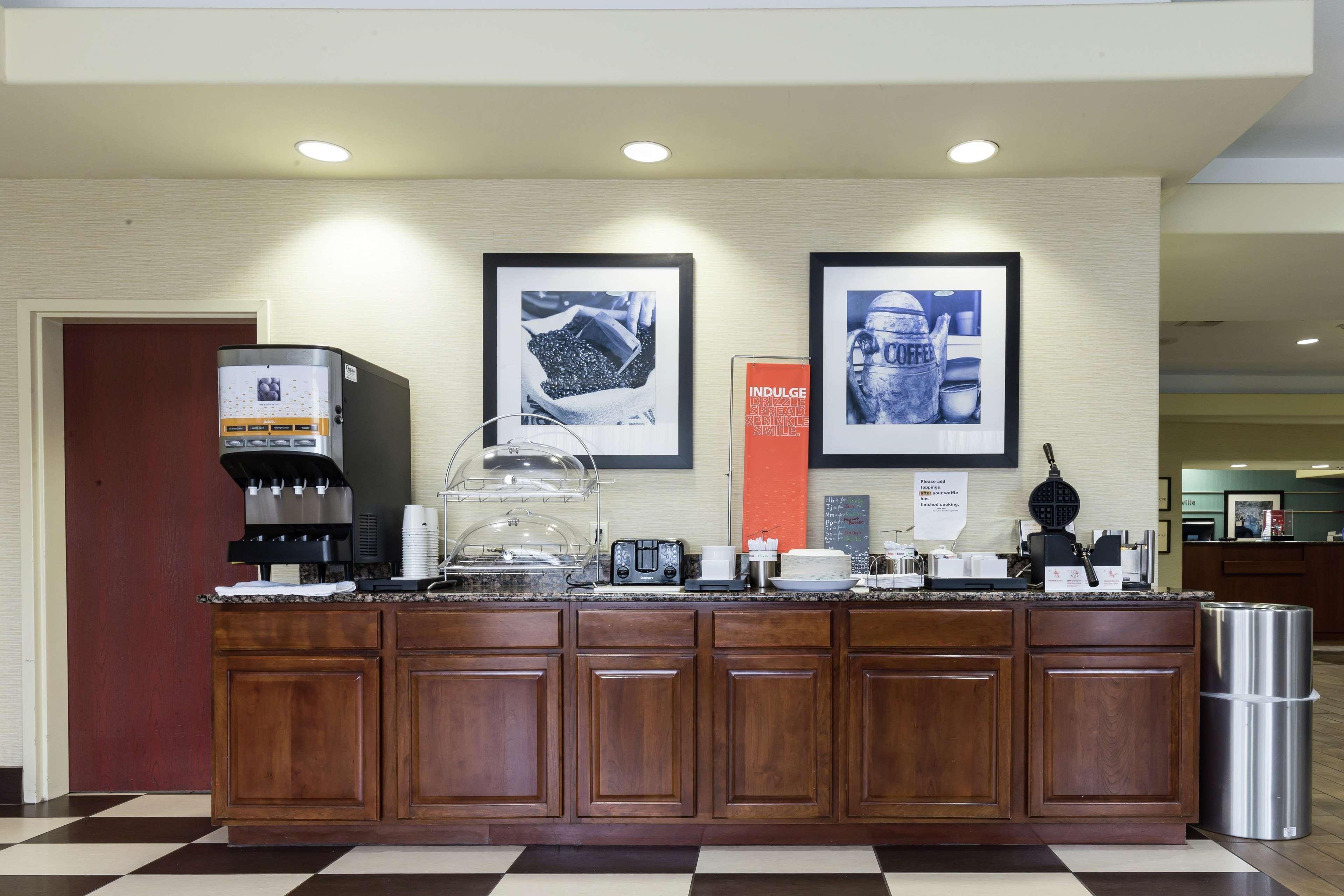 Hampton Inn Кървил Екстериор снимка