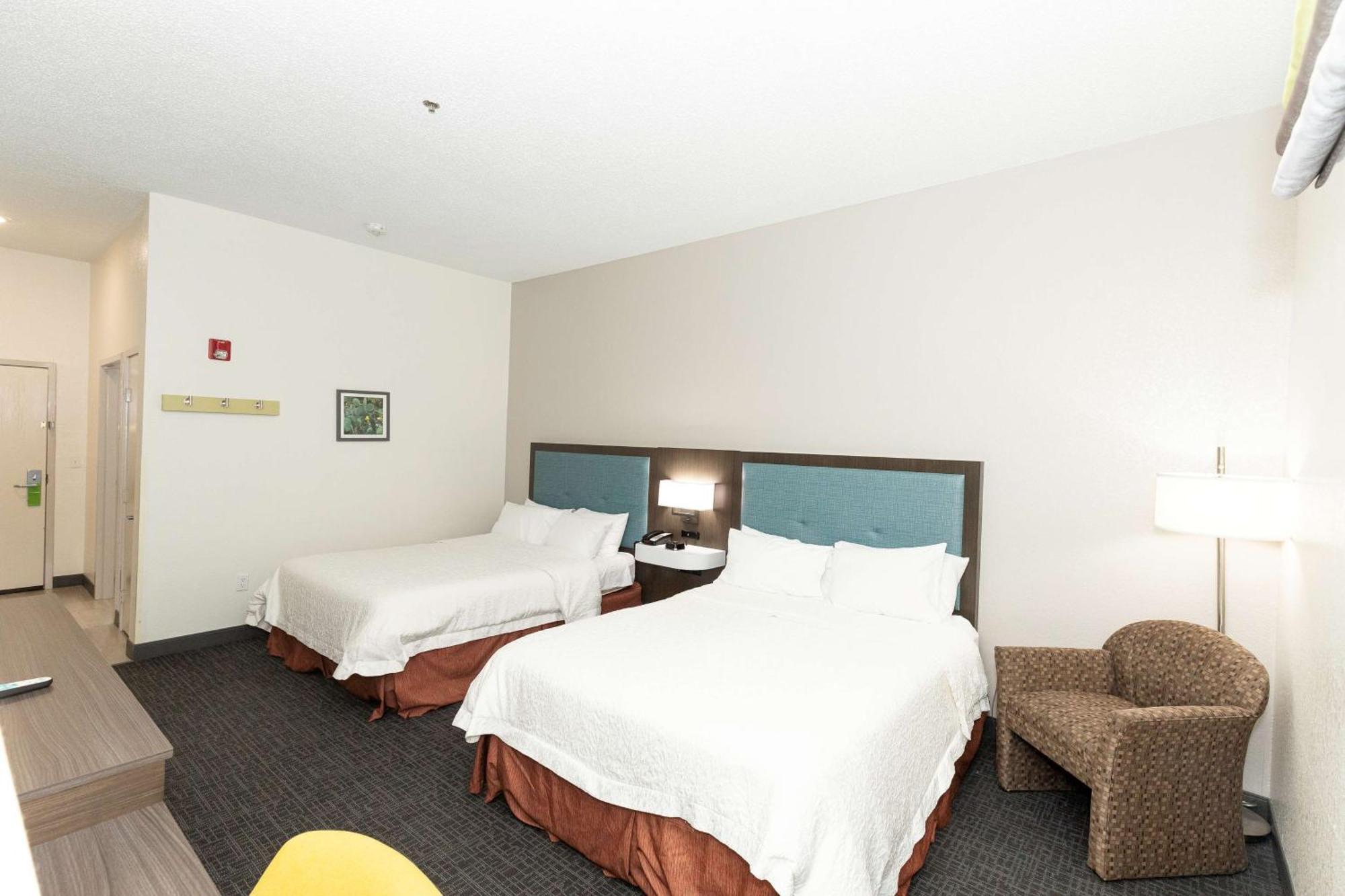 Hampton Inn Кървил Екстериор снимка