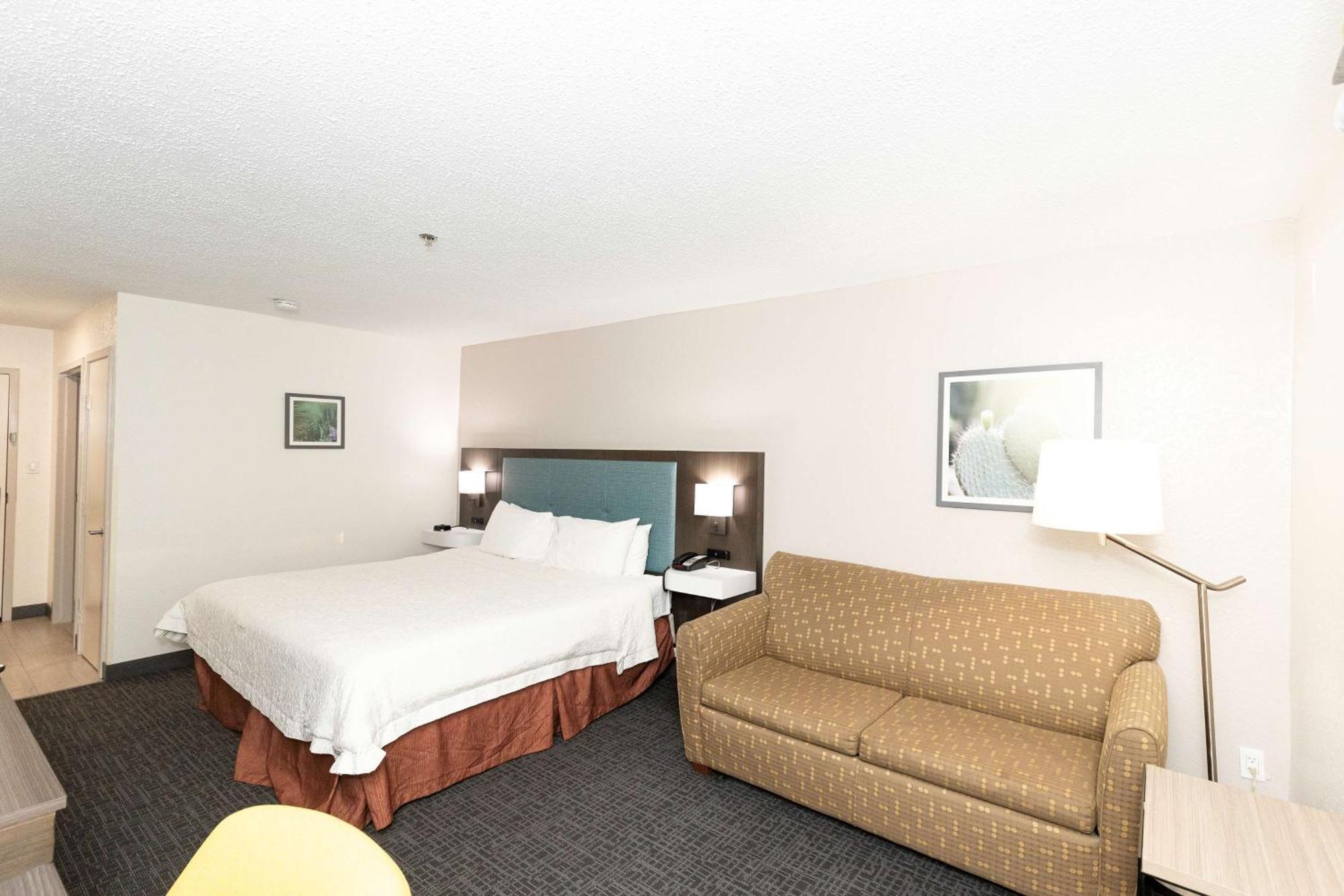 Hampton Inn Кървил Екстериор снимка
