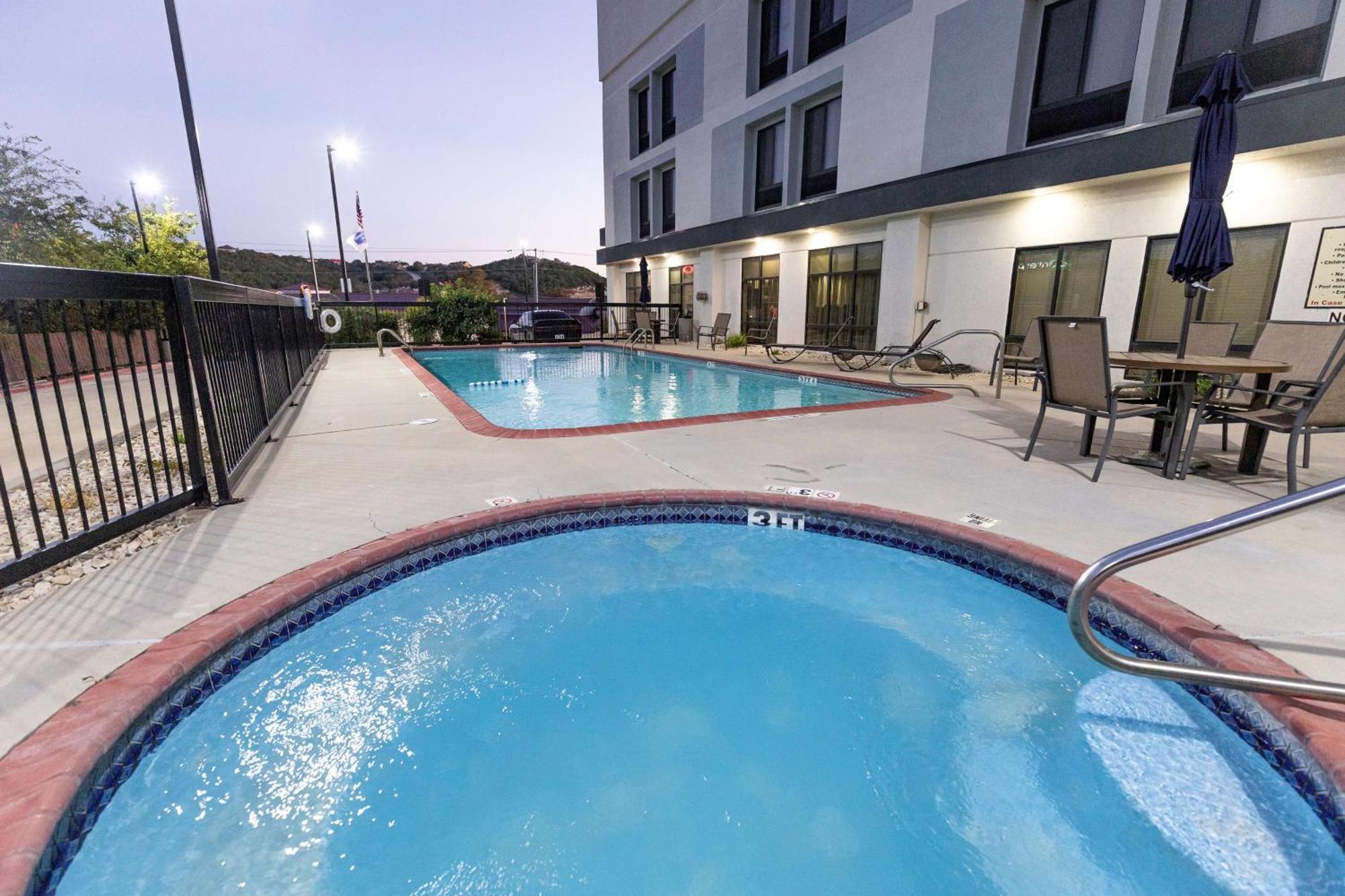 Hampton Inn Кървил Екстериор снимка