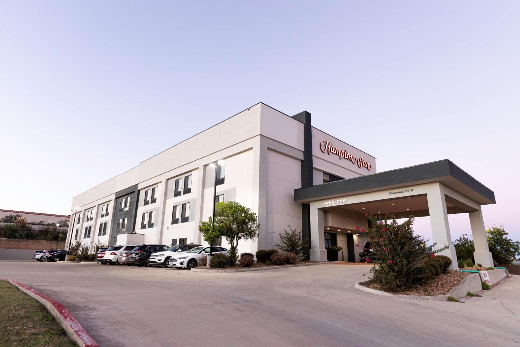 Hampton Inn Кървил Екстериор снимка