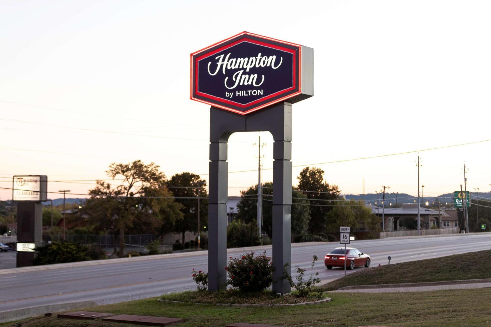 Hampton Inn Кървил Екстериор снимка